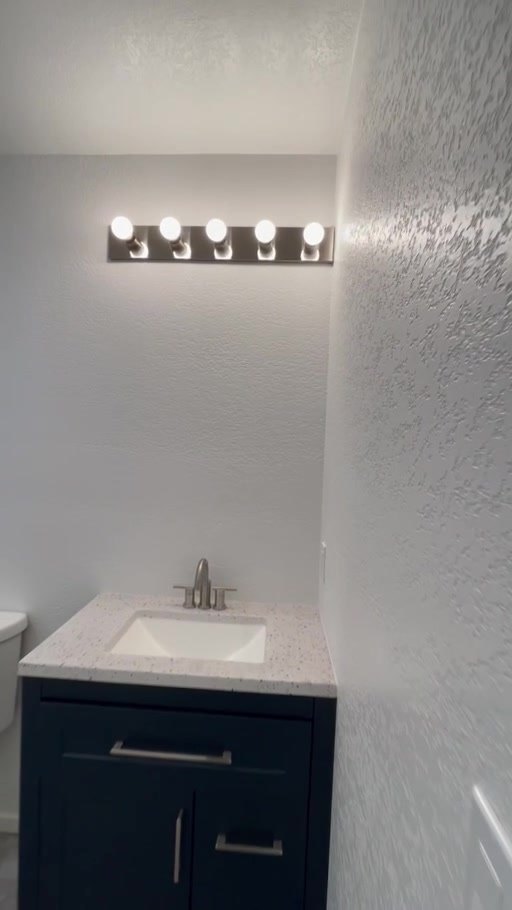Bathroom vanity with quartz top